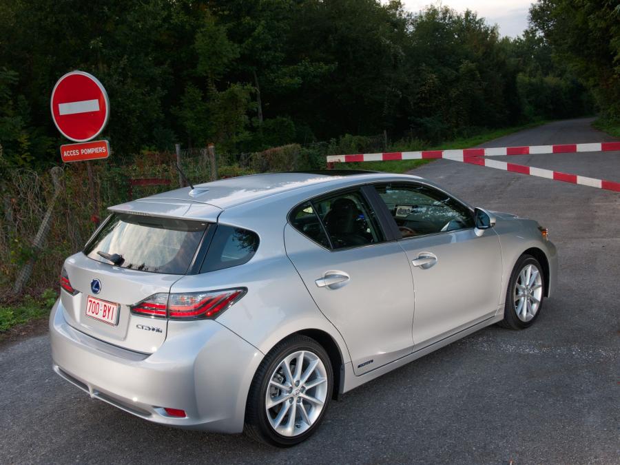  Lexus CT200h 2010 года  (US) (фото 9 из 30)